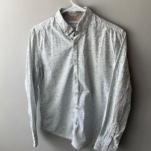 Enjoy a summer night out in this casual shirt